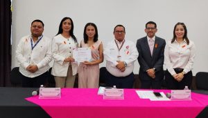 tres mujeres y tres hombres de pie para la foto oficial
