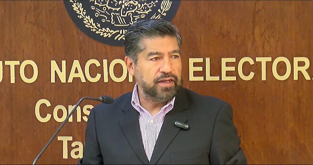 hombre de barba mirando hacia la izquierda