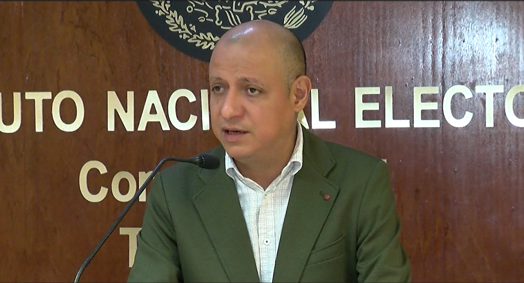 hombre de saco verde hablando