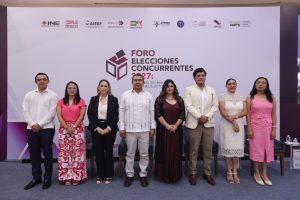 Personas participantes paradas en el estrado posando para la foto oficial.