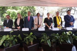 Personas Consejeras Electorales parados en el estrado frente al público asistente.
