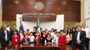 personas menores y adultas de pie para la foto oficial
