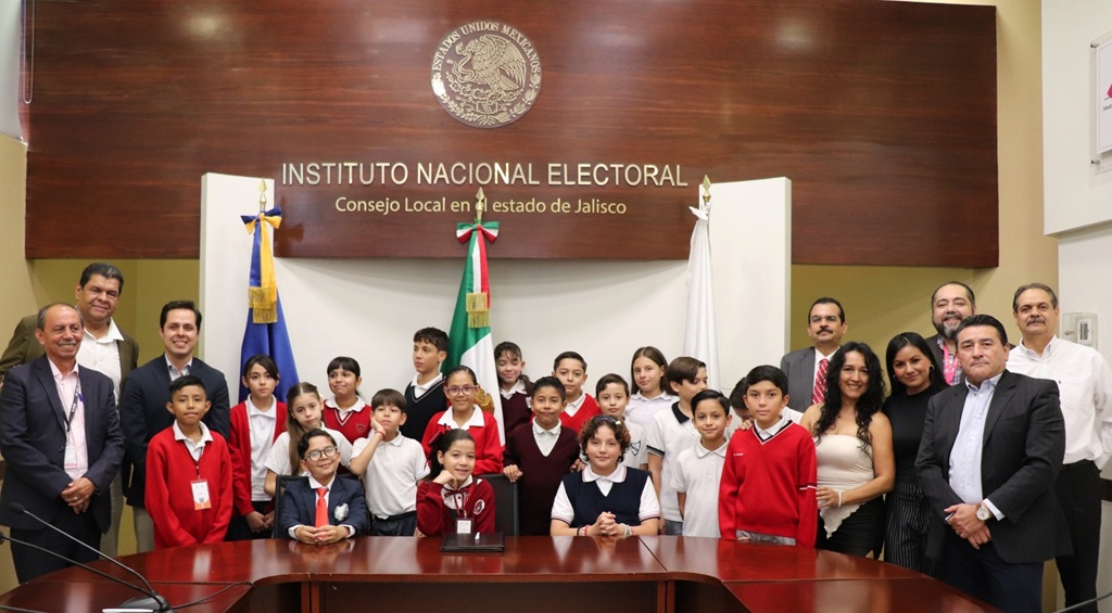 personas menores y adultas de pie para la foto oficial