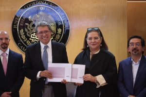 Guadalupe Taddei Zavala Consejera Presidenta del INE y Ricardo Monreal Senador mostrando el documento firmado.