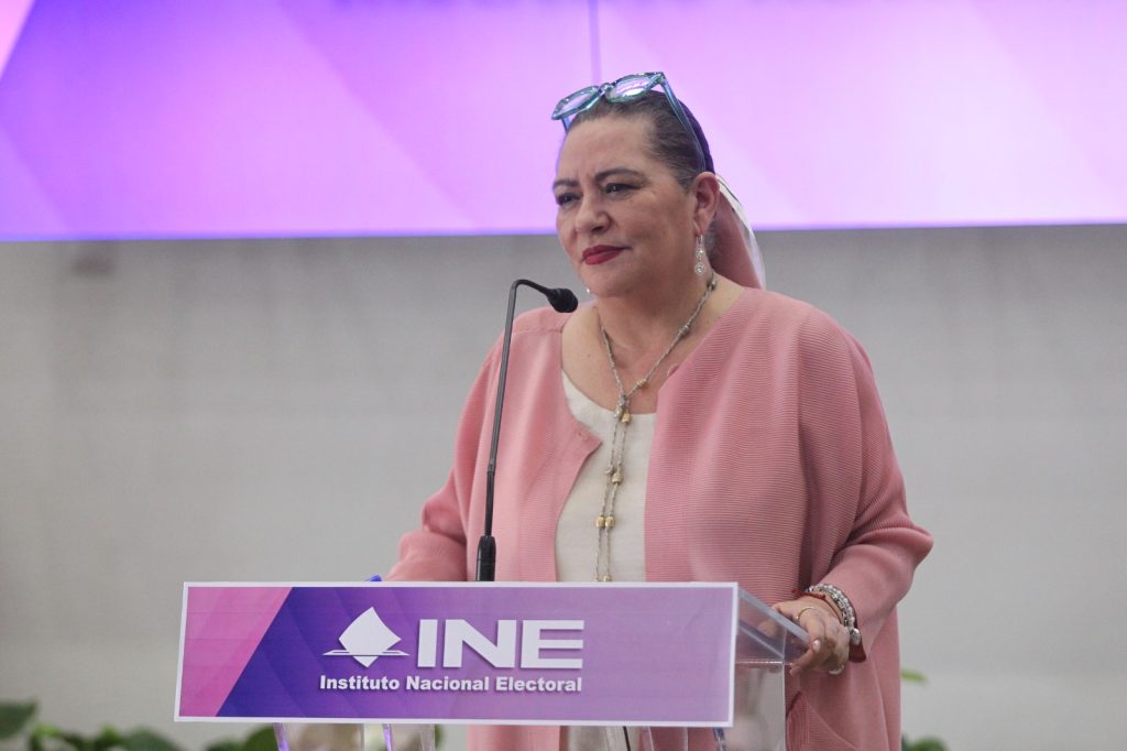 Consejera Presidenta Guadalupe Taddei Zavala parada en el pódium.