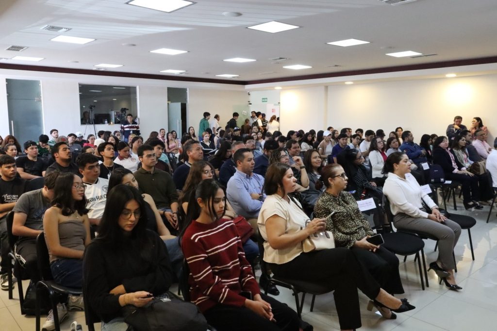 Asistentes a la presentación, personal del INE y estudiantes