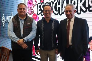 tres hombres de pie