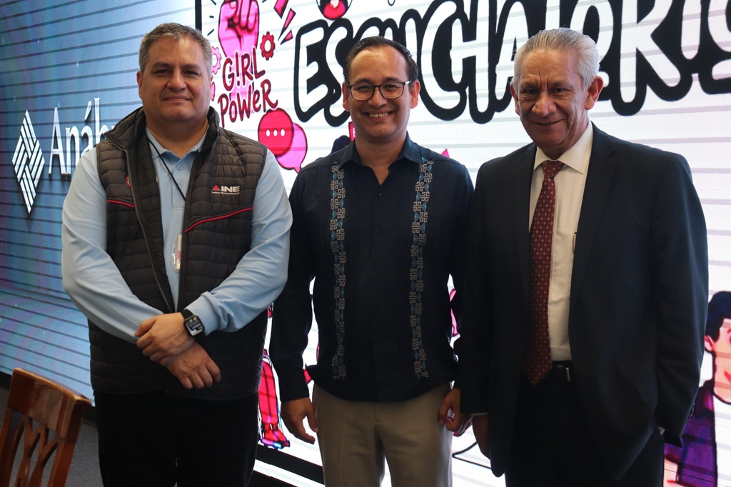 tres hombres de pie