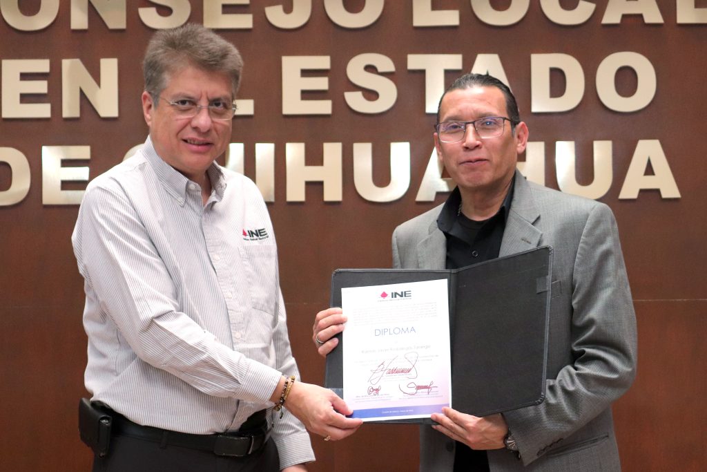 un hombre entregando un diploma a otro hombre