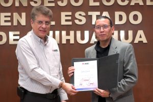 un hombre entregando un diploma a otro hombre