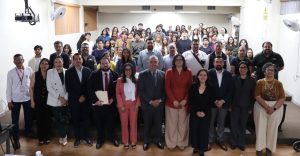 Varias personas de pie en un auditorio en la fotografía oficial