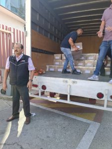 hombre de pie en la parte trasera de un camión de carga