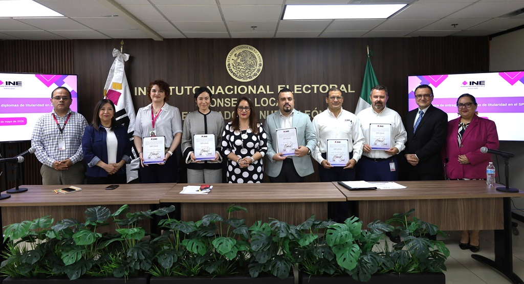 diez personas de pies mientras muestran un diploma