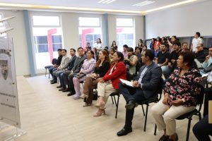 varias personas sentadas