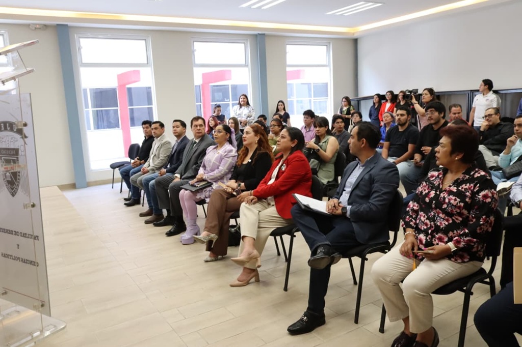 varias personas sentadas