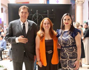 Dos mujeres y un hombre de pie posando para la foto oficial