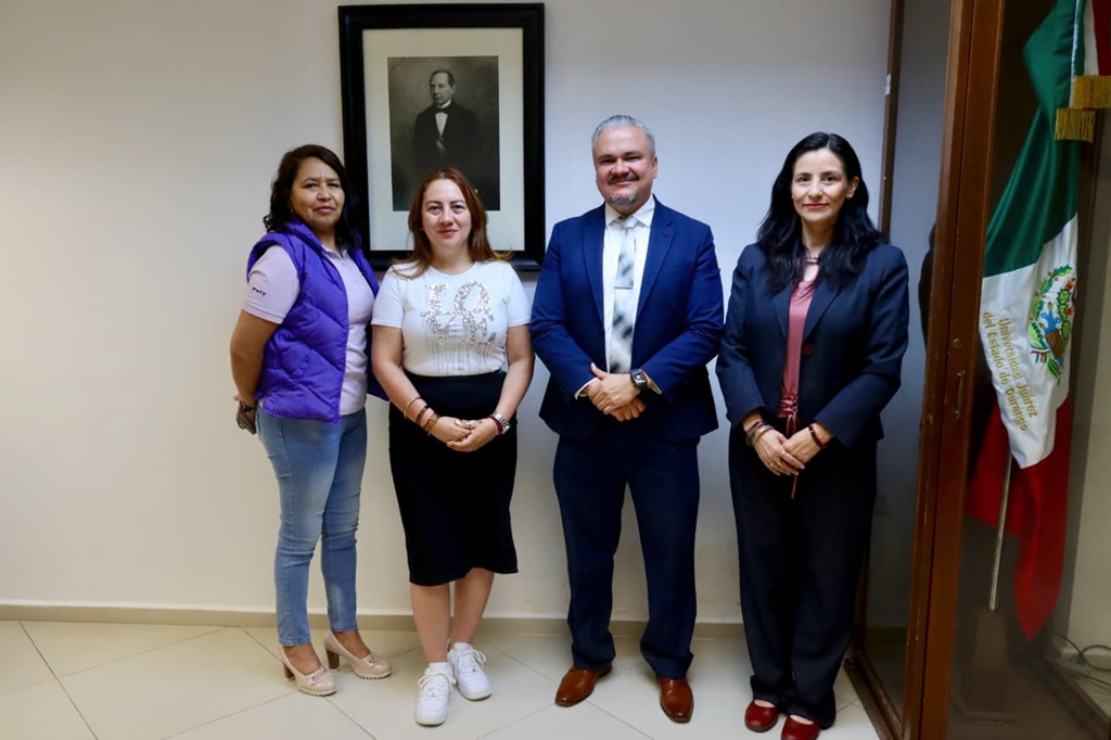 Tres mujeres y un hombre reunidos de pie.