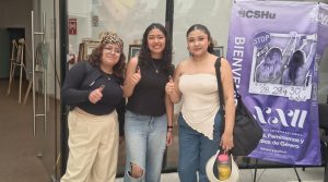 Tres estudiantes mostrando su pulgar en señal de que ya votaron
