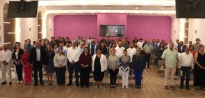 varias personas de pie para la fotografía oficial