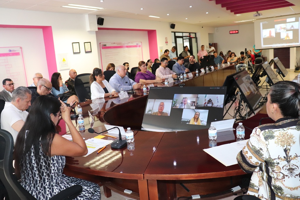 muchas personas en un salón con una pantalla
