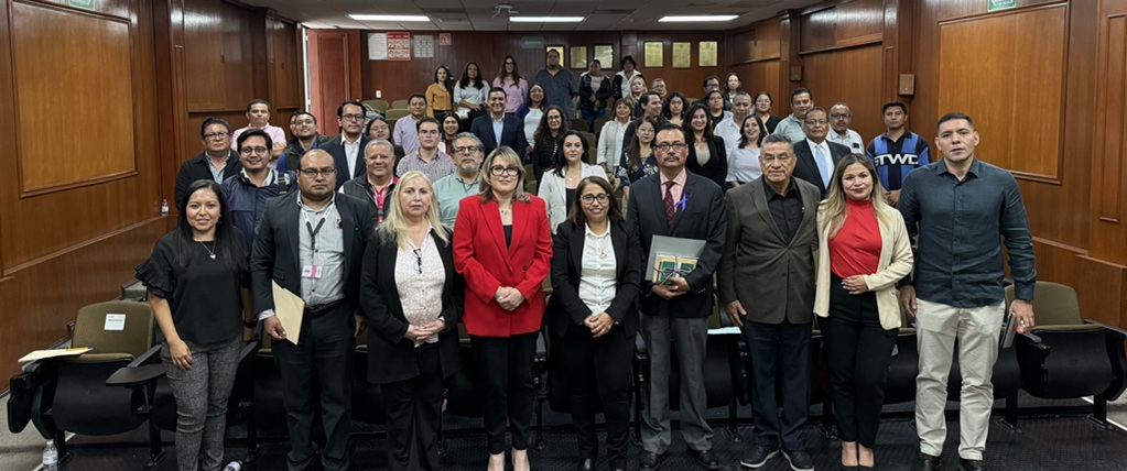 varias personas de pie en un auditorio para  la foto oficial