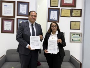 una mujer y un hombre de pie sosteniendo un documento