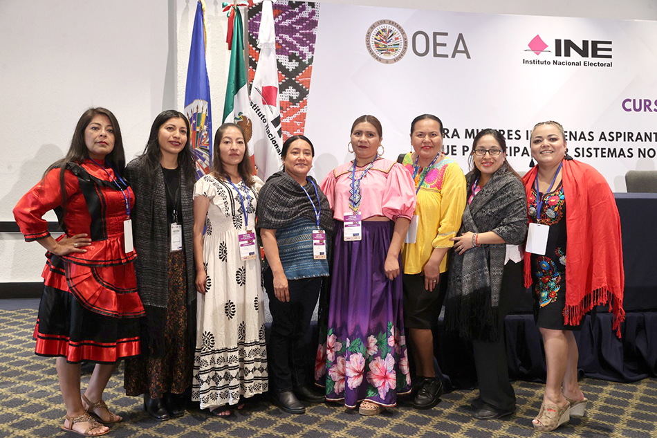 foto de 8 participantes del Curso de Alto Nivel para Mujeres Indígenas Aspirantes a Candidaturas