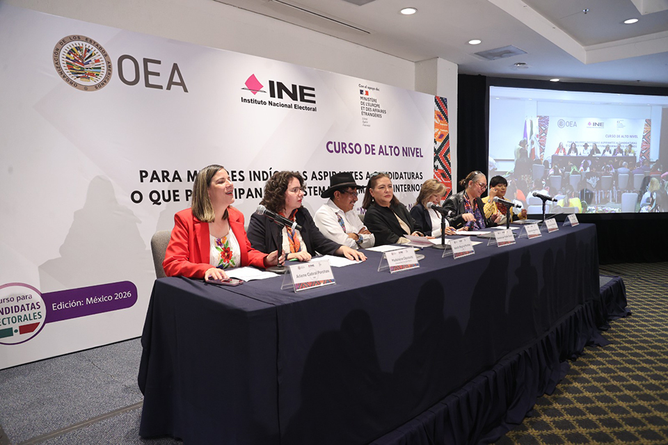 Personas en el podium del Curso de Alto Nivel para Mujeres Indígenas Aspirantes a Candidaturas