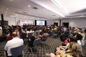 Personas asistentes a un evento en un auditorio