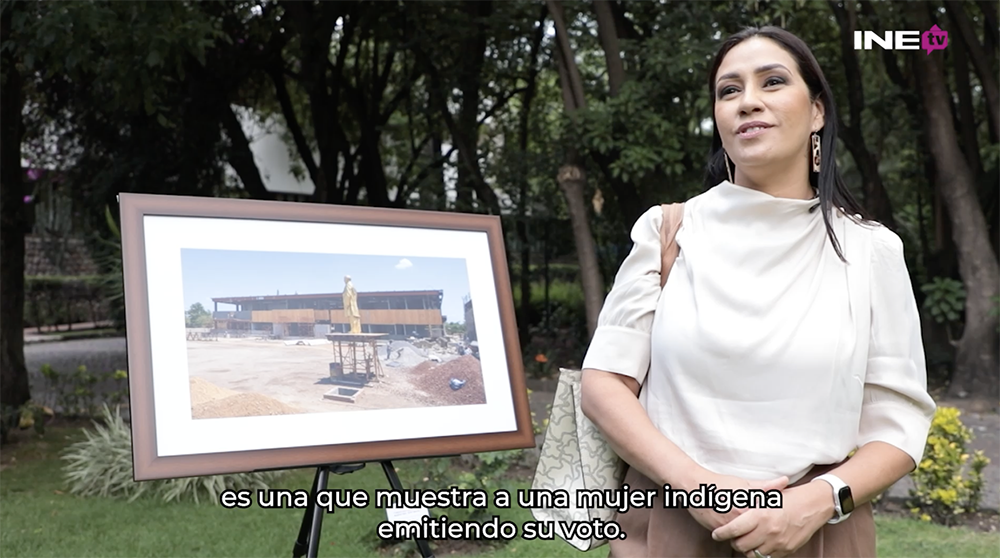 Mujer visitando la exposición fotográfica del INE
