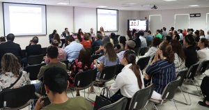 personas en un auditorio viendo unas pantallas