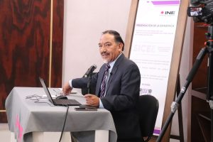 un hombre sentado frente a una computadora