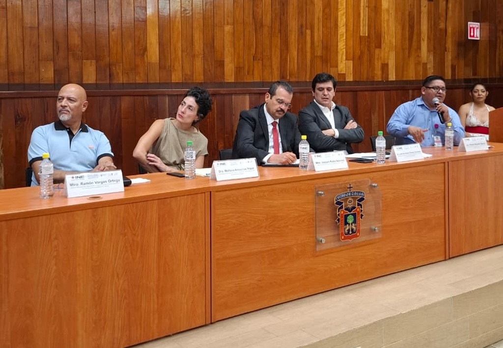 cinco personas sentadas