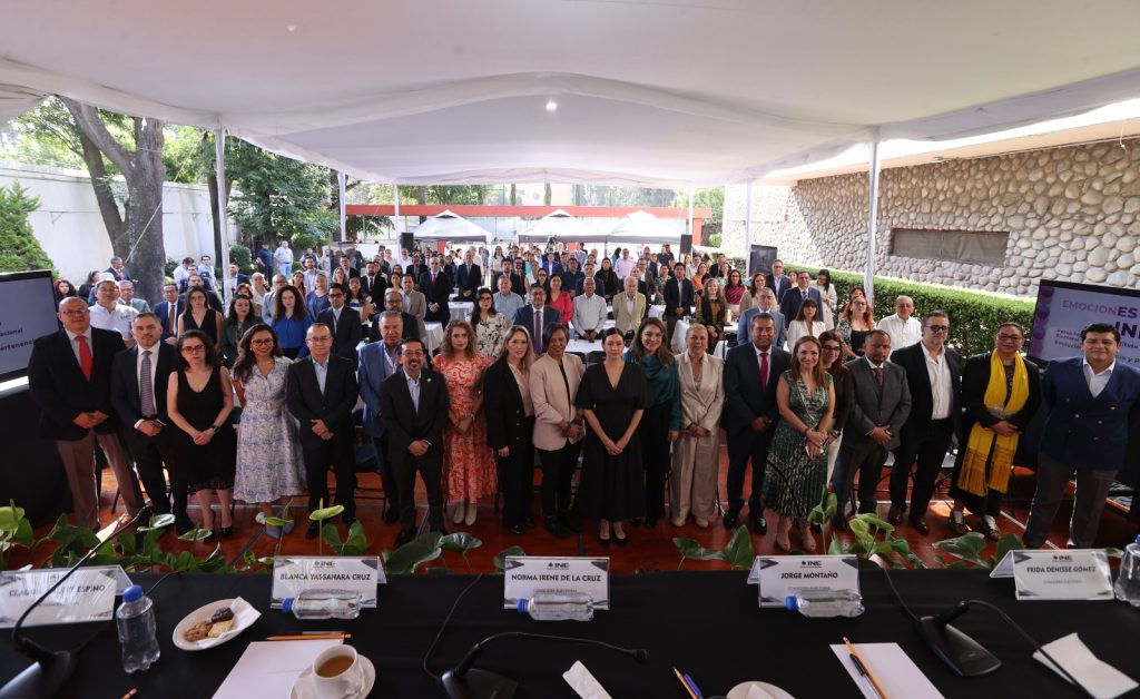 Foto grupal del evento EmocionES INE