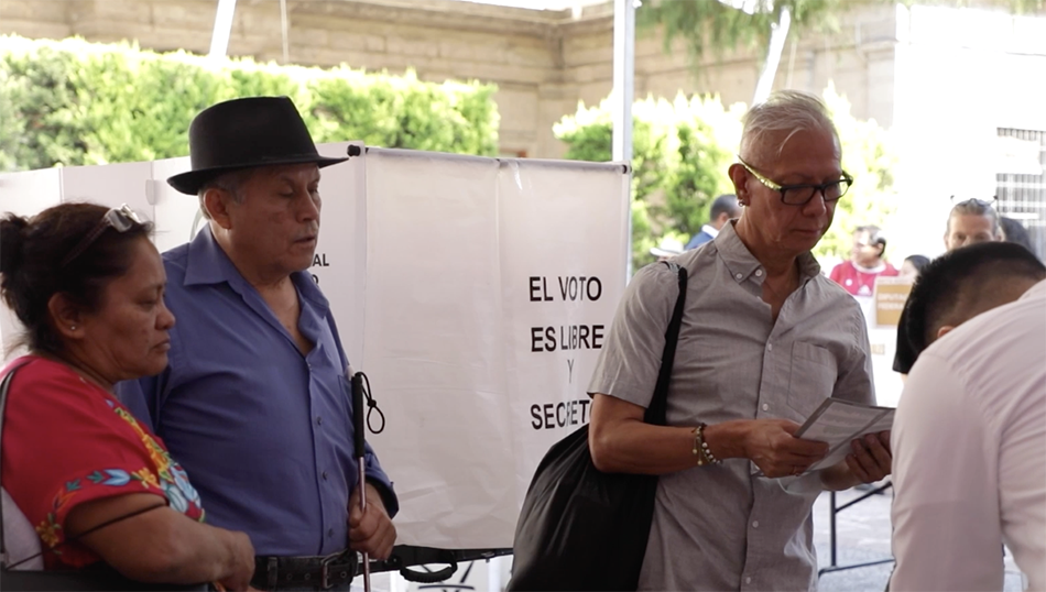 Personas ejerciendo su voto