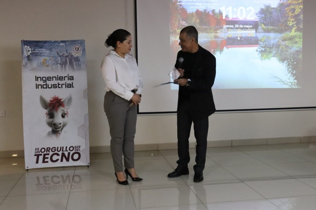 Vocal Ejecutivo de la 01 Junta Distrital entregando reconocimiento a Subdirectora del Tecnológico de Durango