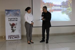 Vocal Ejecutivo de la 01 Junta Distrital entregando reconocimiento a Subdirectora del Tecnológico de Durango