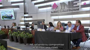 Funcionarios checando el sistema SIVEI