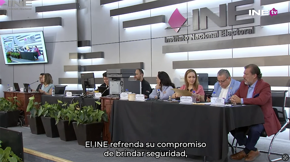 Funcionarios checando el sistema SIVEI