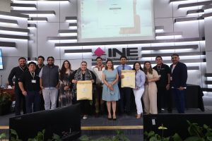 Foto grupal de equipo asistente del simulacro del SIVEI
