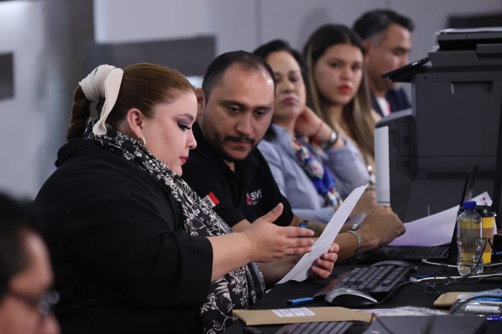 2 personas revisando un documento