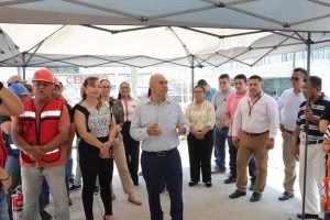 varias personas de pie bajo una carpa