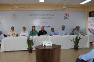 tres mujeres y cuatro hombres sentados