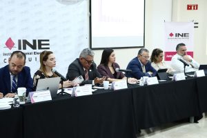 Consejeras electorales y directivos del INE en la presentación del avance ante la COTSPEL