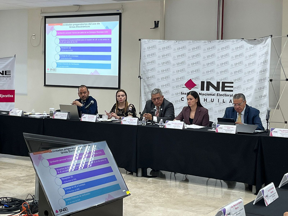 Consejeras electorales y directivos del INE en la presentación del avance ante la COTSPEL