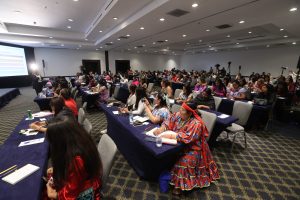imagen de asistentes al Inauguración curso de Alto Nivel para Mujeres Indígenas Aspirantes a Candidaturas
