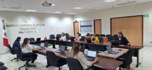Personas en escritorios con computadoras
