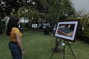 Mujer observando de manera casual una imagen de la exposición fotográfica Emociones INE