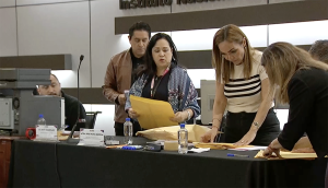 Personas sellando sobre para voto por internet