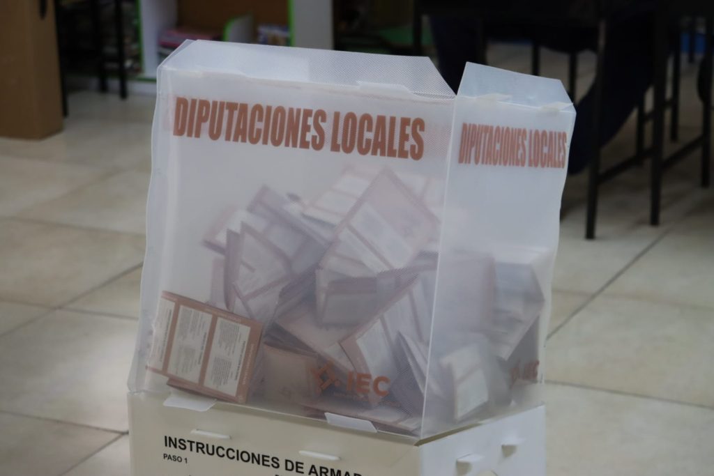 Urna con votos adentro.